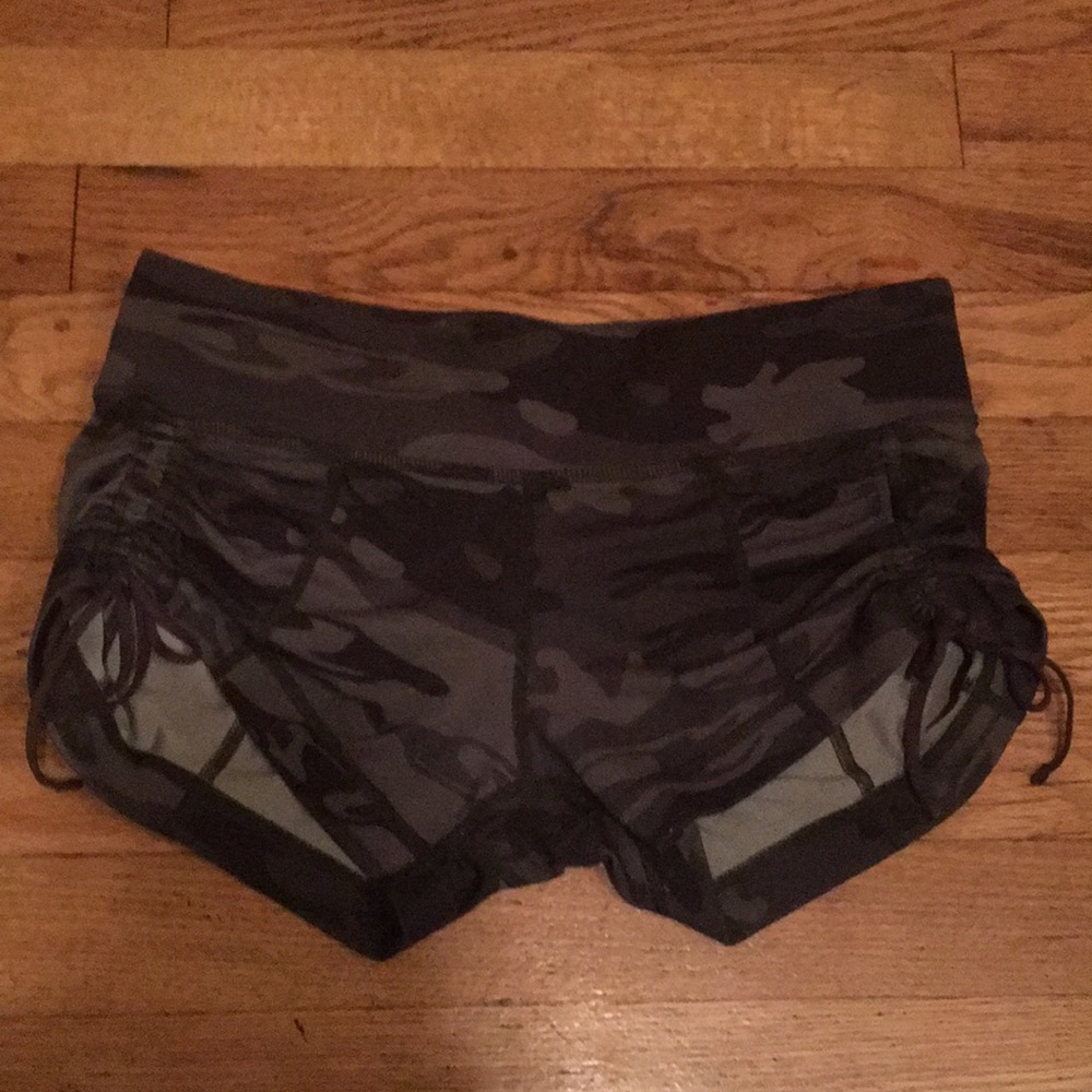 Lululemon camo hot shorts size 6